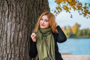 Modaya uygun detaylar, kadın kıyafetleri. Yeşil fularlı siyahlı kadın. 