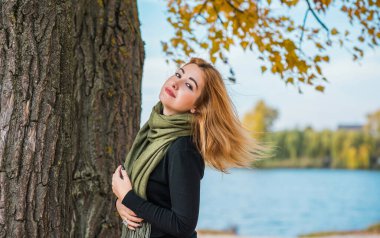 Modaya uygun detaylar, kadın kıyafetleri. Yeşil fularlı siyahlı kadın. 