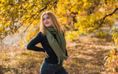 Modaya uygun detaylar, kadın kıyafetleri. Yeşil fularlı siyahlı kadın. 