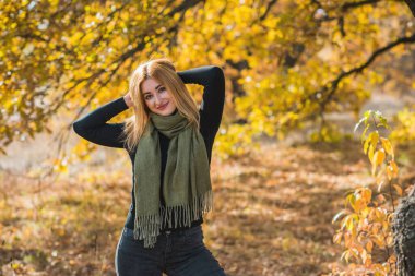 Modaya uygun detaylar, kadın kıyafetleri. Yeşil fularlı siyahlı kadın. 