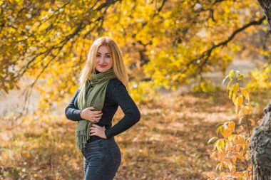 Modaya uygun detaylar, kadın kıyafetleri. Yeşil fularlı siyahlı kadın. 