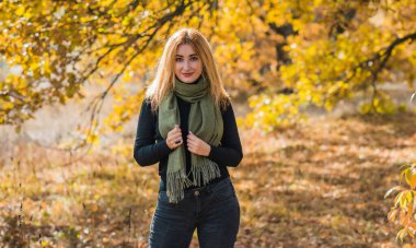 Modaya uygun detaylar, kadın kıyafetleri. Yeşil fularlı siyahlı kadın. 