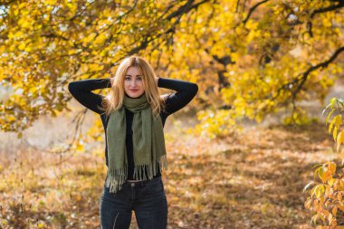 Modaya uygun detaylar, kadın kıyafetleri. Yeşil fularlı siyahlı kadın. 