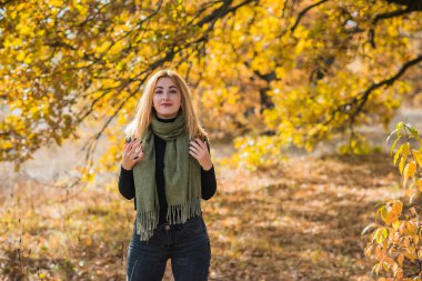 Modaya uygun detaylar, kadın kıyafetleri. Yeşil fularlı siyahlı kadın. 