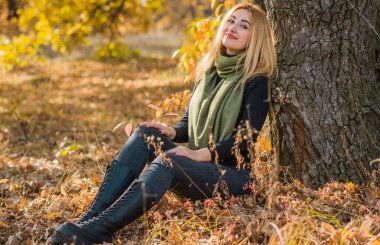 Modaya uygun detaylar, kadın kıyafetleri. Yeşil fularlı siyahlı kadın. 