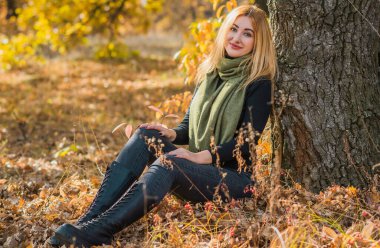 Modaya uygun detaylar, kadın kıyafetleri. Yeşil fularlı siyahlı kadın. 