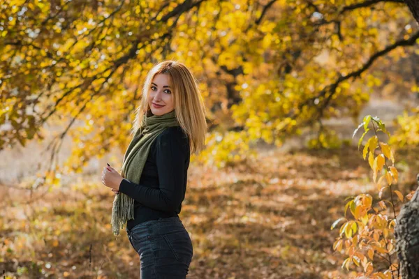 Modaya uygun detaylar, kadın kıyafetleri. Yeşil fularlı siyahlı kadın. 