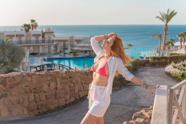Mısır 'da bir otelde turist, oldukça güzel bir manzara. Tatil ve seyahat kavramı 