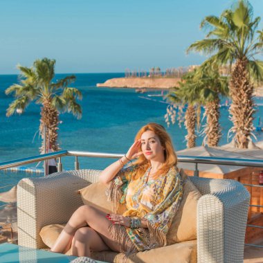 Mısır 'da bir otelde turist, oldukça güzel bir manzara. Tatil ve seyahat kavramı 