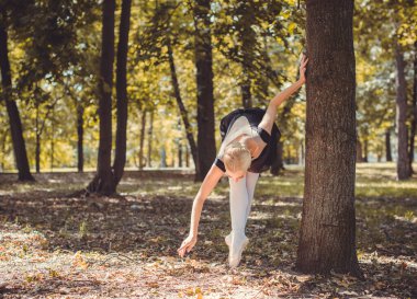 Şehir parkında dans eden balerin. Doğada şehvetli bir balerin. Sokaklardaki balerin. Balerin dışarıda, genç modern balerin poz veriyor.