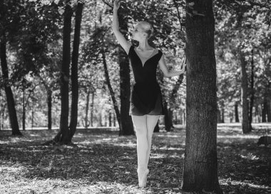 Şehir parkında dans eden balerin. Doğada şehvetli bir balerin. Sokaklardaki balerin. Balerin dışarıda, genç modern balerin poz veriyor.