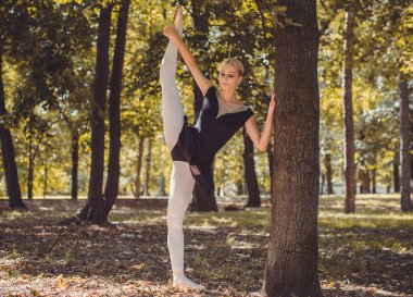Şehir parkında dans eden balerin. Doğada şehvetli bir balerin. Sokaklardaki balerin. Balerin dışarıda, genç modern balerin poz veriyor.