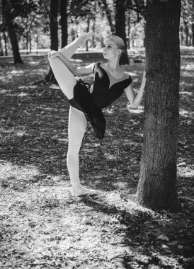 Şehir parkında dans eden balerin. Doğada şehvetli bir balerin. Sokaklardaki balerin. Balerin dışarıda, genç modern balerin poz veriyor.