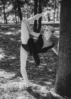 Şehir parkında dans eden balerin. Doğada şehvetli bir balerin. Sokaklardaki balerin. Balerin dışarıda, genç modern balerin poz veriyor.