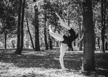 Şehir parkında dans eden balerin. Doğada şehvetli bir balerin. Sokaklardaki balerin. Balerin dışarıda, genç modern balerin poz veriyor.