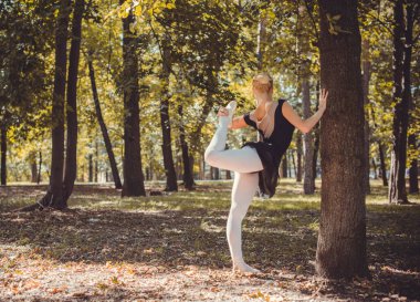 Şehir parkında dans eden balerin. Doğada şehvetli bir balerin. Sokaklardaki balerin. Balerin dışarıda, genç modern balerin poz veriyor.