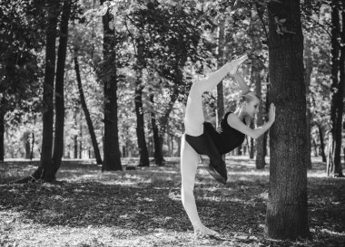 Şehir parkında dans eden balerin. Doğada şehvetli bir balerin. Sokaklardaki balerin. Balerin dışarıda, genç modern balerin poz veriyor.