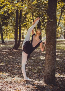 Şehir parkında dans eden balerin. Doğada şehvetli bir balerin. Sokaklardaki balerin. Balerin dışarıda, genç modern balerin poz veriyor.