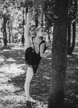 Şehir parkında dans eden balerin. Doğada şehvetli bir balerin. Sokaklardaki balerin. Balerin dışarıda, genç modern balerin poz veriyor.