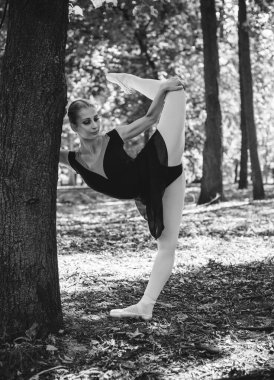 Şehir parkında dans eden balerin. Doğada şehvetli bir balerin. Sokaklardaki balerin. Balerin dışarıda, genç modern balerin poz veriyor.