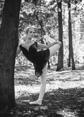 Şehir parkında dans eden balerin. Doğada şehvetli bir balerin. Sokaklardaki balerin. Balerin dışarıda, genç modern balerin poz veriyor.