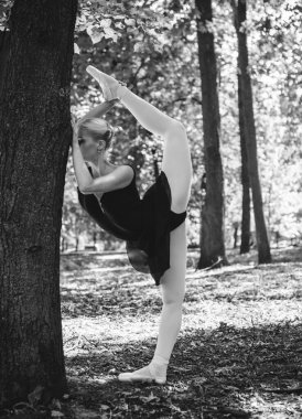 Şehir parkında dans eden balerin. Doğada şehvetli bir balerin. Sokaklardaki balerin. Balerin dışarıda, genç modern balerin poz veriyor.