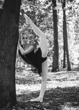 Şehir parkında dans eden balerin. Doğada şehvetli bir balerin. Sokaklardaki balerin. Balerin dışarıda, genç modern balerin poz veriyor.