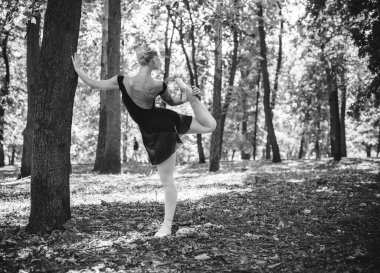 Şehir parkında dans eden balerin. Doğada şehvetli bir balerin. Sokaklardaki balerin. Balerin dışarıda, genç modern balerin poz veriyor.