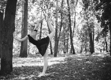 Şehir parkında dans eden balerin. Doğada şehvetli bir balerin. Sokaklardaki balerin. Balerin dışarıda, genç modern balerin poz veriyor.