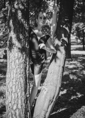 Şehir parkında dans eden balerin. Doğada şehvetli bir balerin. Sokaklardaki balerin. Balerin dışarıda, genç modern balerin poz veriyor.