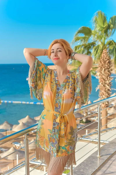 Mısır 'da bir otelde turist, oldukça güzel bir manzara. Tatil ve seyahat kavramı 