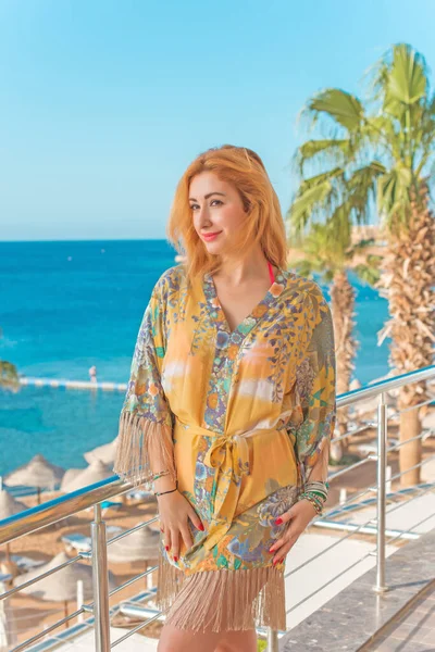 Mısır 'da bir otelde turist, oldukça güzel bir manzara. Tatil ve seyahat kavramı 