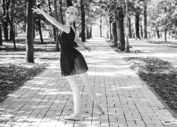 Dançarina Ballet Dançando Parque Cidade Bailarina Sensual Natureza Bailarina Nas — Fotografia de Stock