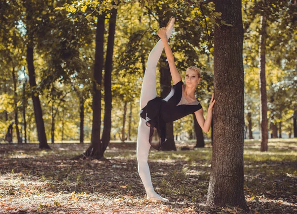 Baletní Tanečnice Tančí Městském Parku Smyslná Baletka Přírodě Ballerina Ulici — Stock fotografie