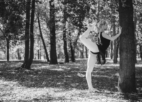 Şehir parkında dans eden balerin. Doğada şehvetli bir balerin. Sokaklardaki balerin. Balerin dışarıda, genç modern balerin poz veriyor.