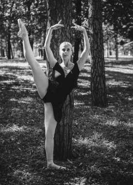 Şehir parkında dans eden balerin. Doğada şehvetli bir balerin. Sokaklardaki balerin. Balerin dışarıda, genç modern balerin poz veriyor.