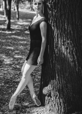 Şehir parkında dans eden balerin. Doğada şehvetli bir balerin. Sokaklardaki balerin. Balerin dışarıda, genç modern balerin poz veriyor.