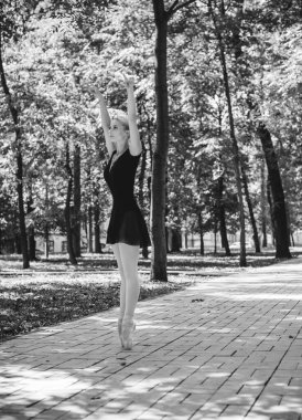 Şehir parkında dans eden balerin. Doğada şehvetli bir balerin. Sokaklardaki balerin. Balerin dışarıda, genç modern balerin poz veriyor.