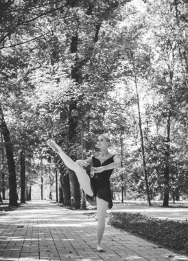 Şehir parkında dans eden balerin. Doğada şehvetli bir balerin. Sokaklardaki balerin. Balerin dışarıda, genç modern balerin poz veriyor.