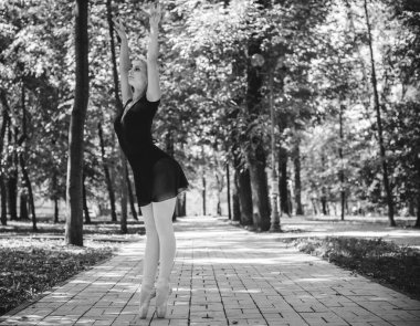 Şehir parkında dans eden balerin. Doğada şehvetli bir balerin. Sokaklardaki balerin. Balerin dışarıda, genç modern balerin poz veriyor.