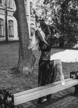 El yapımı dantelli genç balerin seksi siyah uzun elbise. Hayattan ilham almak. Eski Avrupa caddeleri