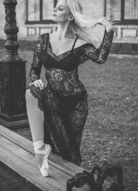 El yapımı dantelli genç balerin seksi siyah uzun elbise. Hayattan ilham almak. Eski Avrupa caddeleri