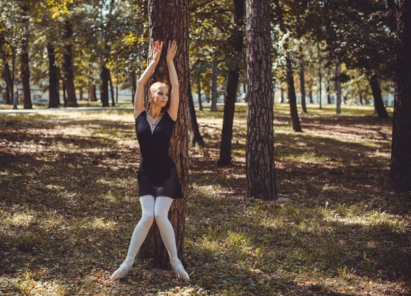 Baletní Tanečnice Tančí Městském Parku Smyslná Baletka Přírodě Ballerina Ulici — Stock fotografie