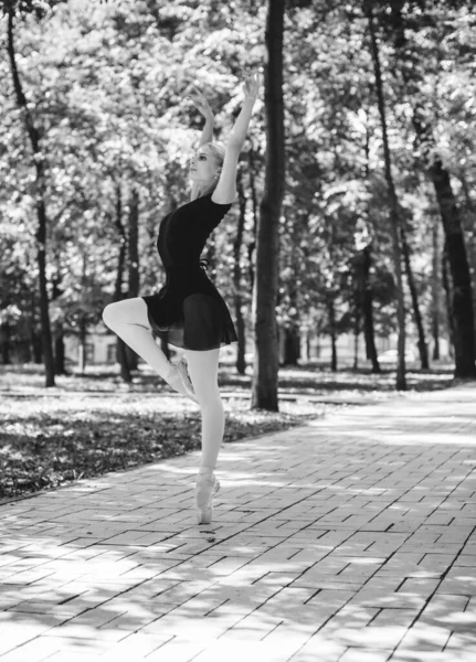 Dançarina Ballet Dançando Parque Cidade Bailarina Sensual Natureza Bailarina Nas — Fotografia de Stock