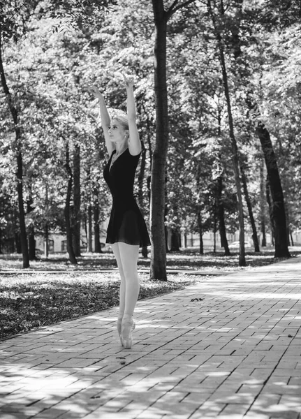 Şehir parkında dans eden balerin. Doğada şehvetli bir balerin. Sokaklardaki balerin. Balerin dışarıda, genç modern balerin poz veriyor.