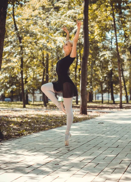 市内の公園でバレエダンサーのダンス 自然の中で官能的なバレリーナ 通りのバレリーナ バレリーナ アウト ドア若い現代バレエダンサーポーズ — ストック写真