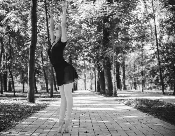 Baletní Tanečnice Tančí Městském Parku Smyslná Baletka Přírodě Ballerina Ulici — Stock fotografie