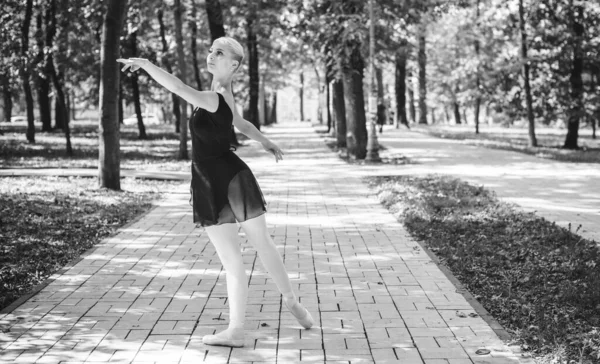 Ballet Danser Dansen Het Stadspark Sensuele Ballerina Natuur Ballerina Straat — Stockfoto