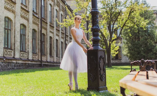 발레리나 거리에서 드레스를 구두를 야외에서 아름다운 발레리나 가운데있는 발레리나 — 스톡 사진