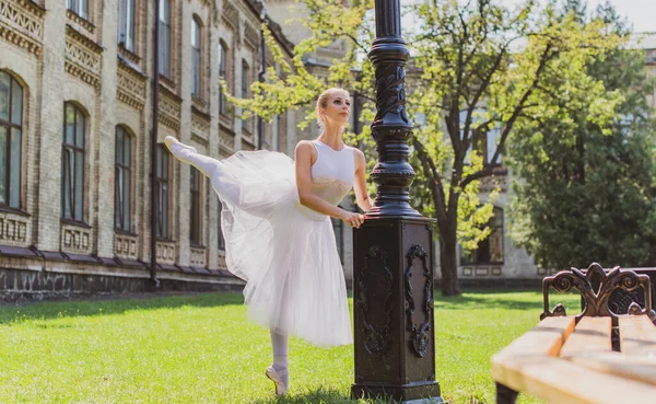 발레리나 거리에서 드레스를 구두를 야외에서 아름다운 발레리나 가운데있는 발레리나 — 스톡 사진